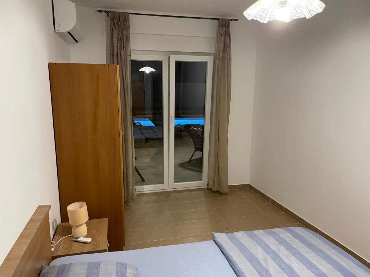 Villa Mira ***** Pinezići Buitenkant foto